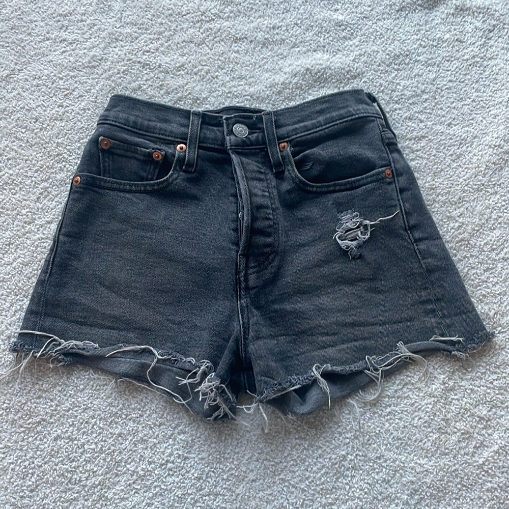 LEVI BLACK FADED JEAN SHORTS 24